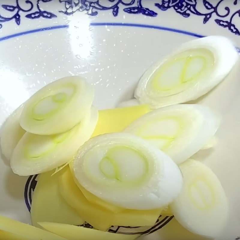 Bước 1 Sơ chế nguyên liệu Canh gà hầm táo đỏ nấm đông cô