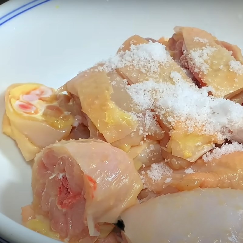 Bước 1 Sơ chế nguyên liệu Canh gà hầm táo đỏ nấm đông cô