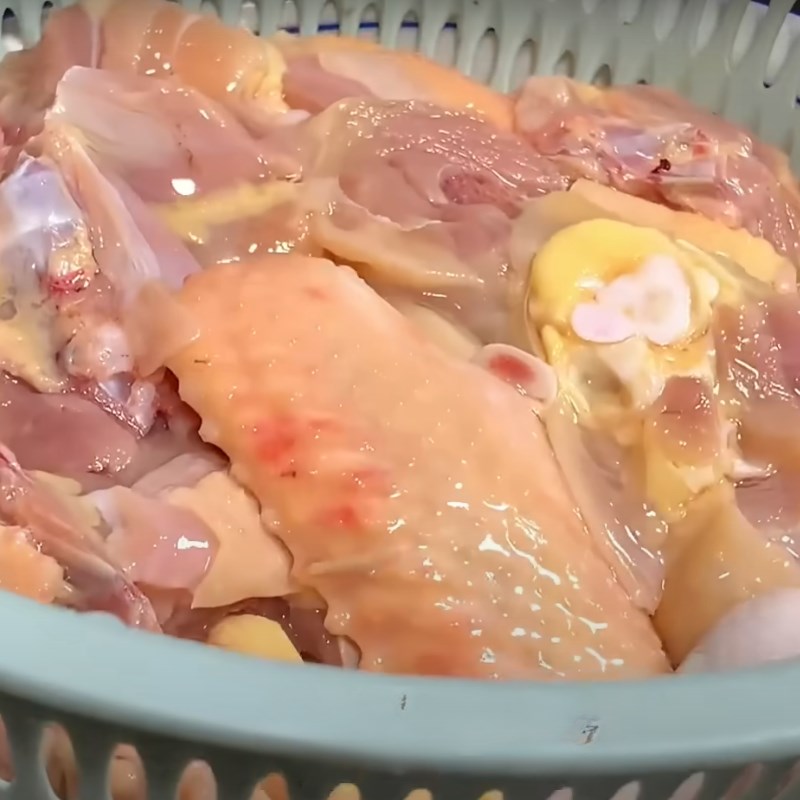 Bước 1 Sơ chế nguyên liệu Canh gà hầm táo đỏ nấm đông cô