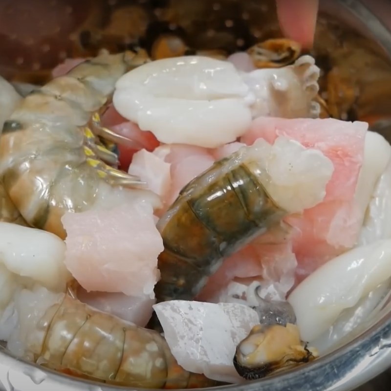 Bước 2: Sơ chế hải sản và nguyên liệu chuẩn bị cho bánh canh phồng tôm