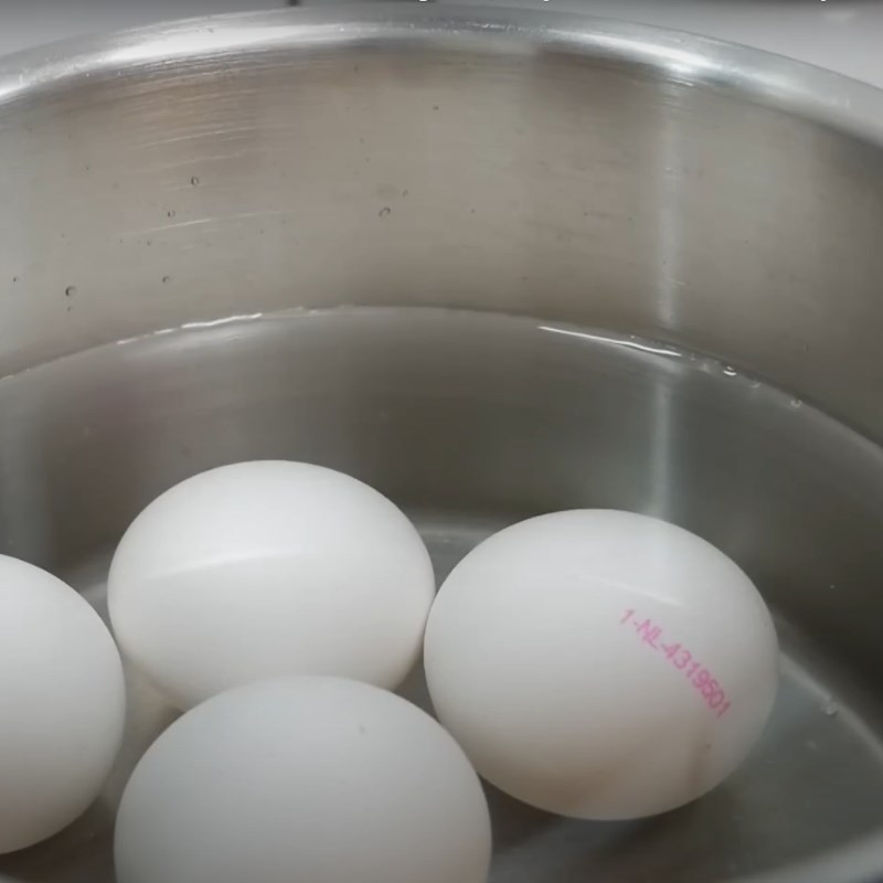 Bước 2 Sơ chế nguyên liệu Bánh canh phồng tôm