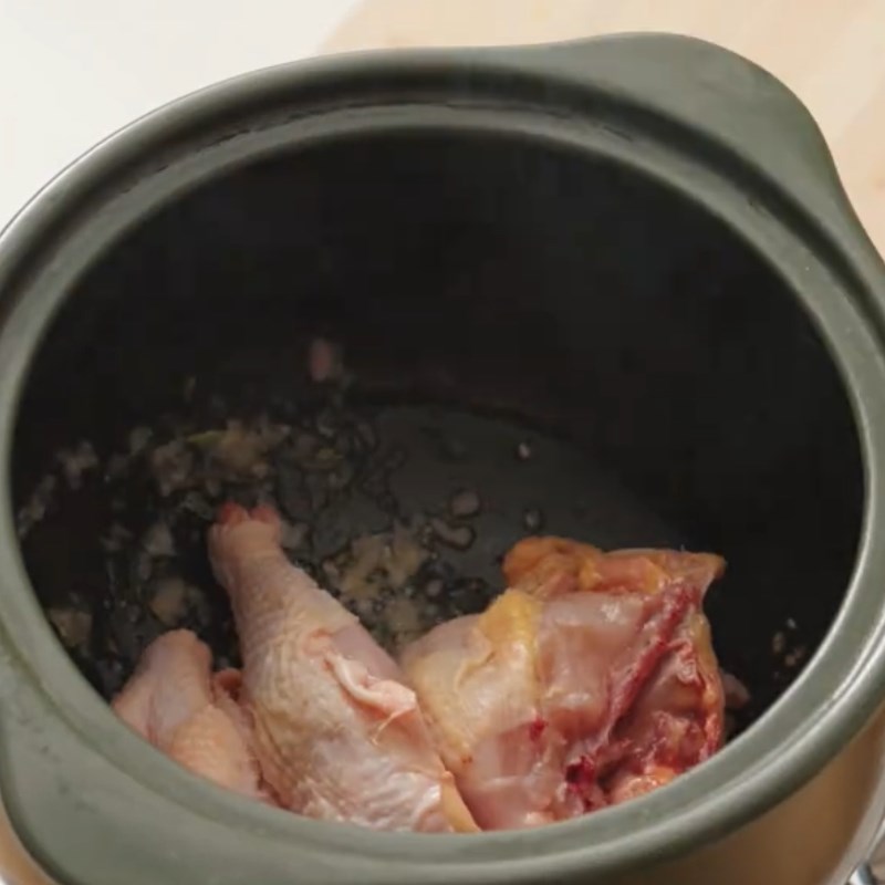 Bước 1 Sơ chế nguyên liệu Gà hầm hạt dẻ