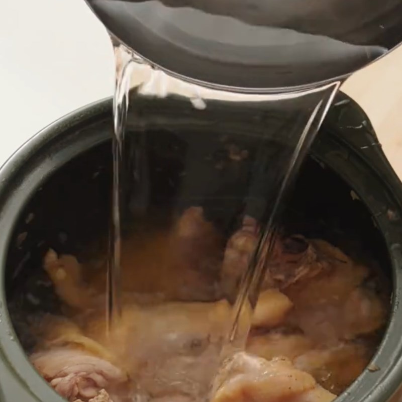 Bước 1 Sơ chế nguyên liệu Gà hầm hạt dẻ