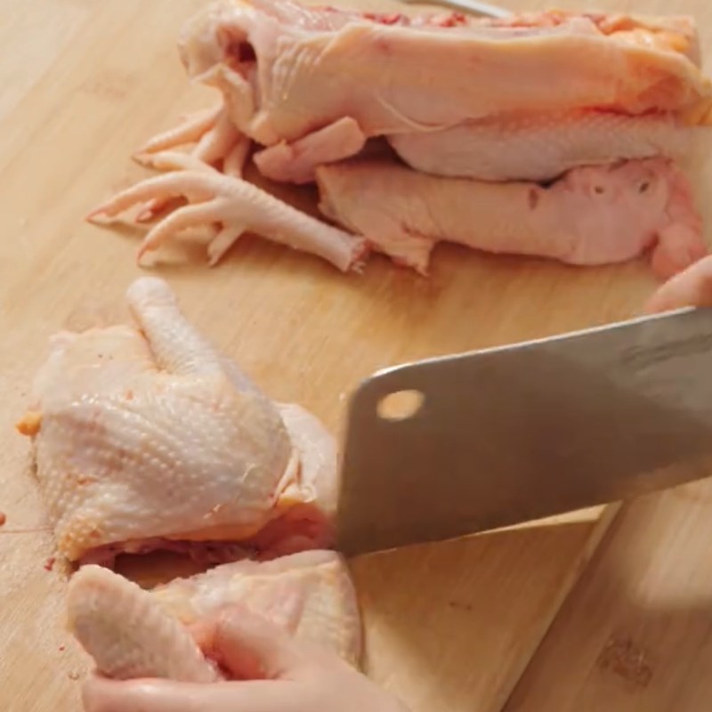 Bước 1 Sơ chế nguyên liệu Gà hầm hạt dẻ