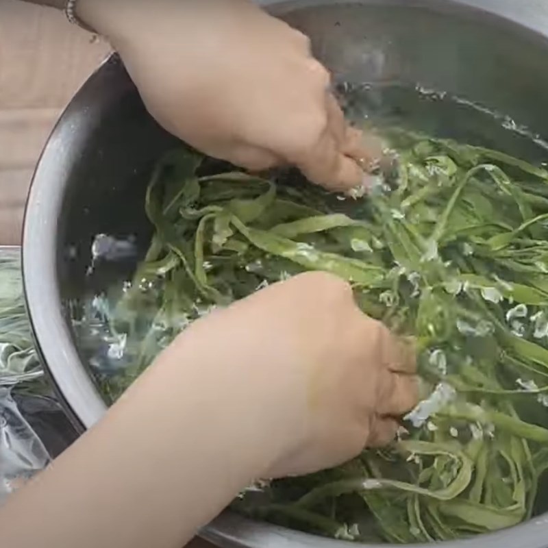 Bước 2 Sơ chế rau tiến vua Tai heo ngâm rau tiến vua
