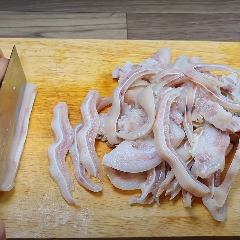 Bước 1 Sơ chế tai heo Tai heo ngâm sả tắc