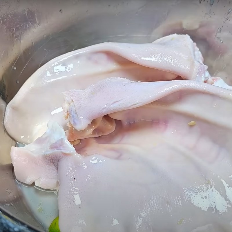 Bước 1 Sơ chế tai heo Tai heo ủ muối