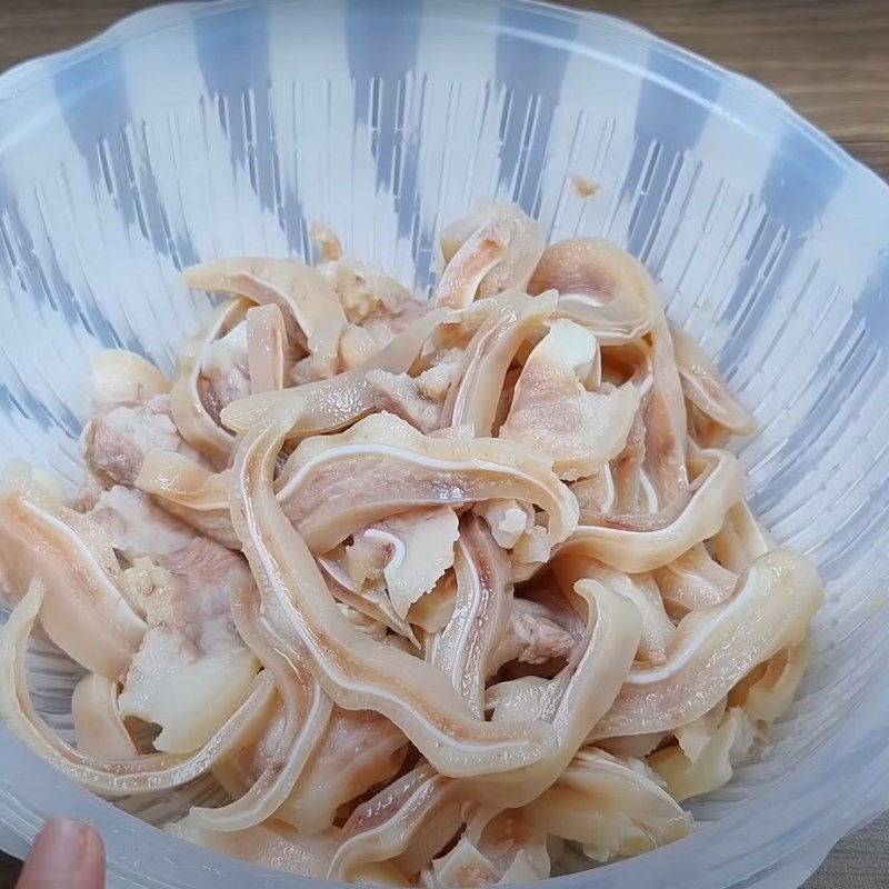 Bước 3 Sơ chế tai heo lần 2 Tai heo ngâm sả tắc