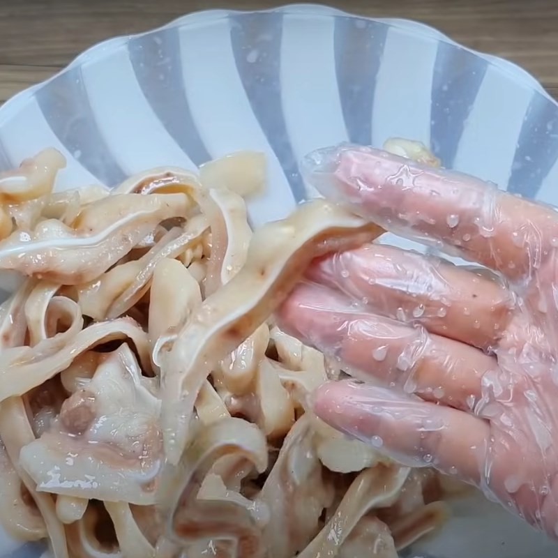 Bước 3 Sơ chế tai heo lần 2 Tai heo ngâm sả tắc