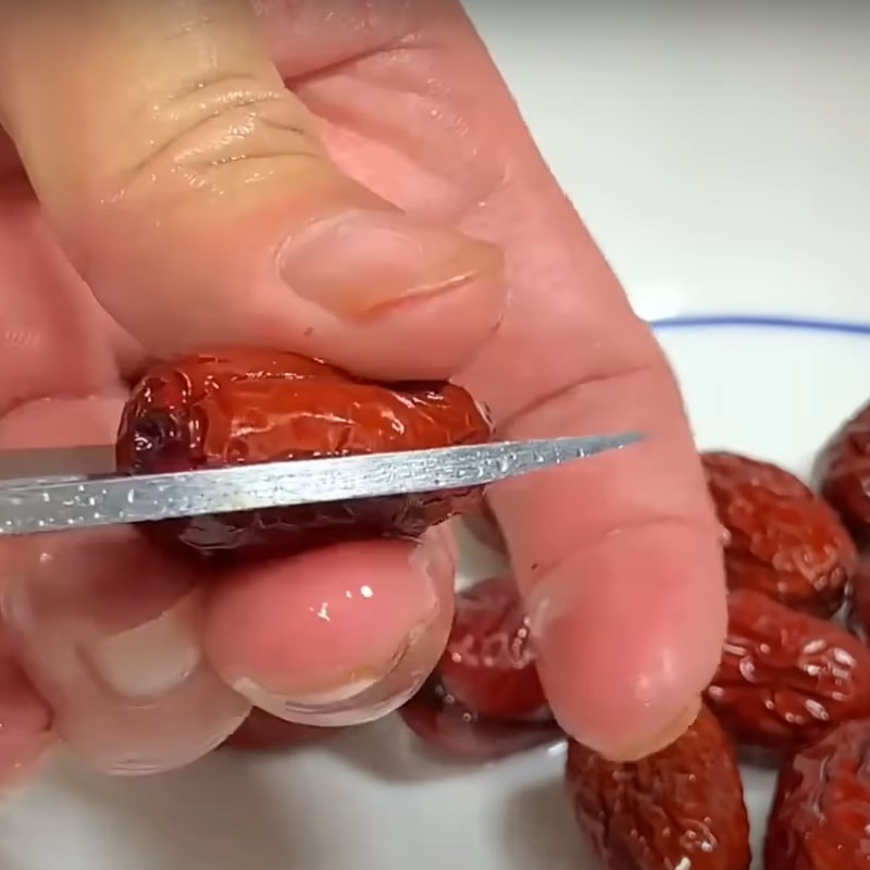 Bước 2 Sơ chế táo đỏ và nấm đông cô Canh gà hầm táo đỏ nấm đông cô