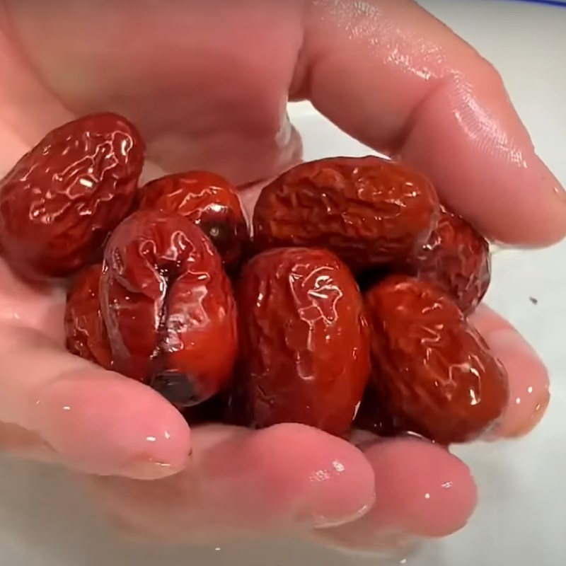 Bước 2 Sơ chế táo đỏ và nấm đông cô Canh gà hầm táo đỏ nấm đông cô