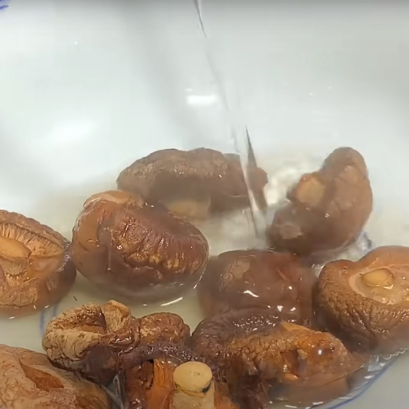 Bước 2 Sơ chế táo đỏ và nấm đông cô Canh gà hầm táo đỏ nấm đông cô