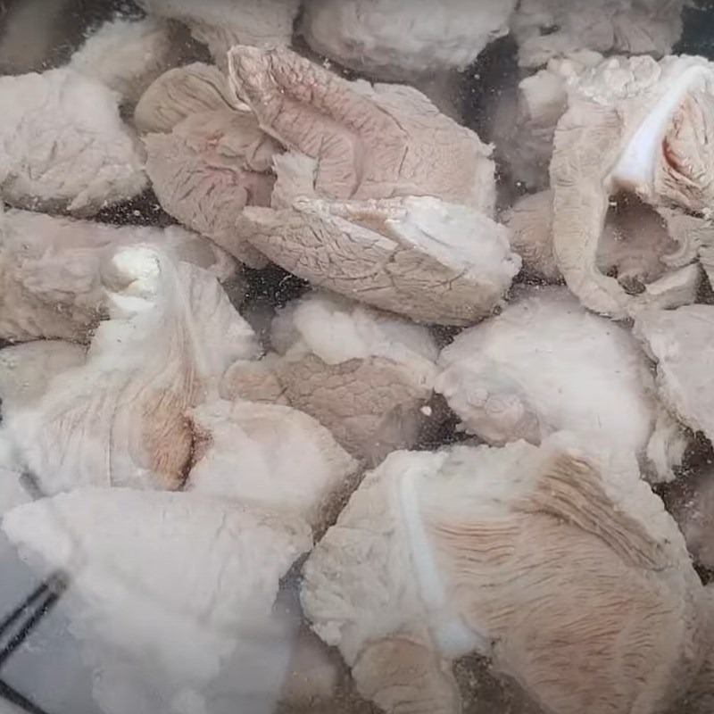 Bước 1 Sơ chế thịt lợn và bì Thịt đông má đào (thạch bì)