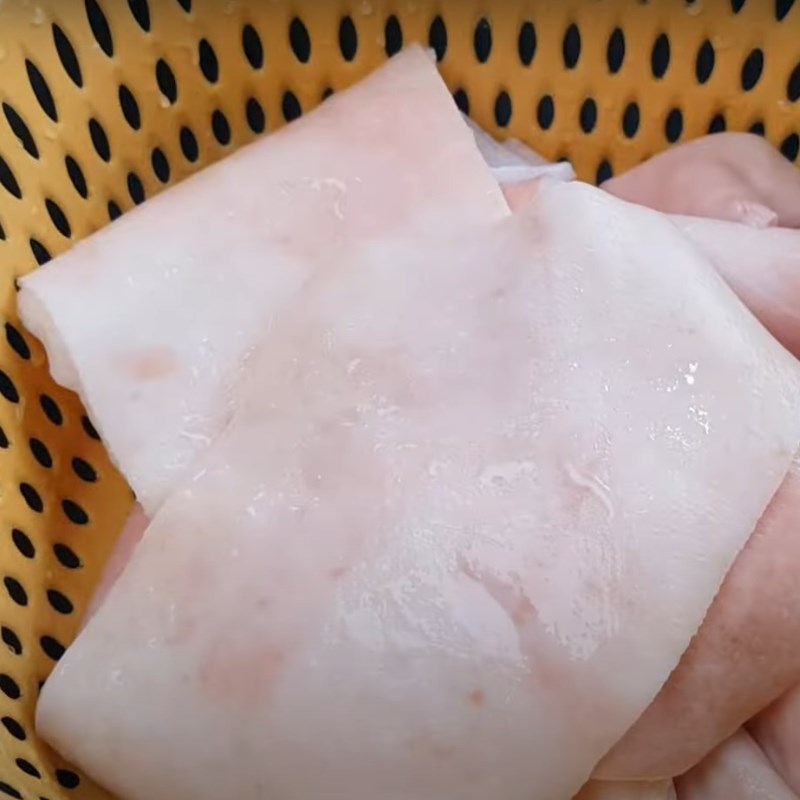 Bước 1 Sơ chế thịt lợn và bì Thịt đông má đào (thạch bì)