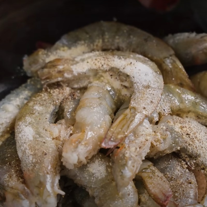 Bước 1 Sơ chế tôm Tôm kho tàu