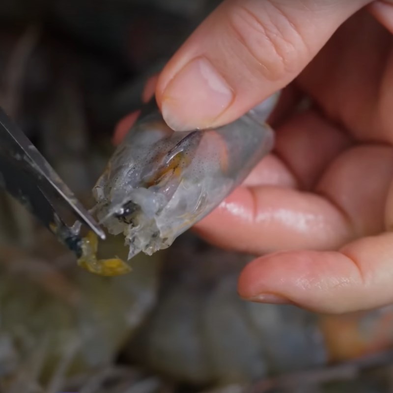 Bước 1 Sơ chế tôm Tôm kho tàu