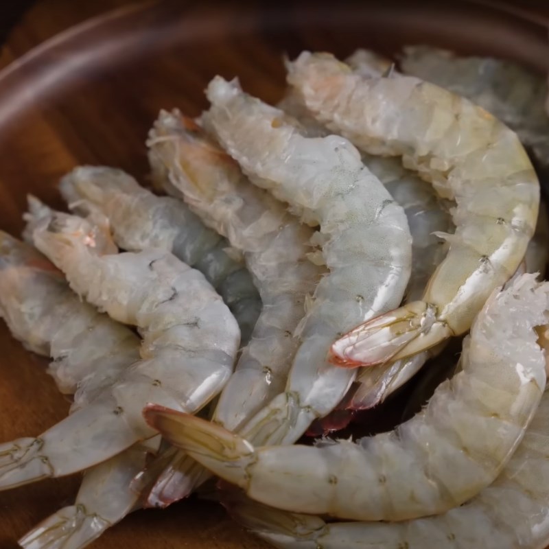 Bước 1 Sơ chế tôm Tôm kho tàu