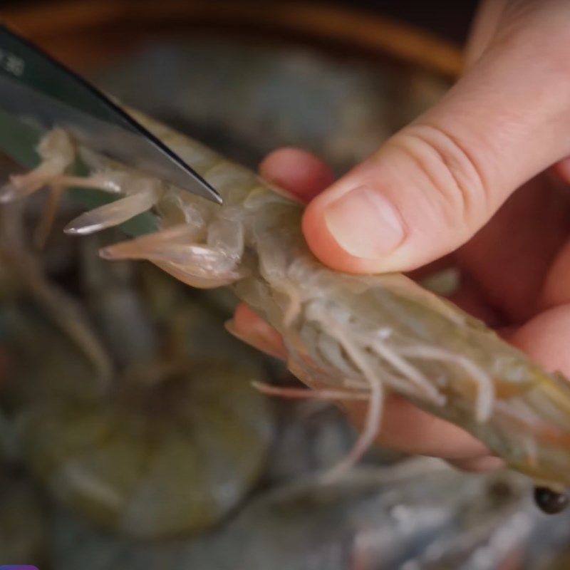 Bước 1 Sơ chế tôm Tôm kho tàu