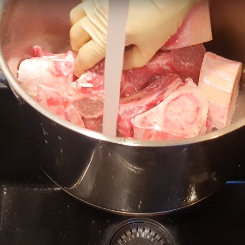 Bước 1 Sơ chế xương bò Phở bò Hà Nội