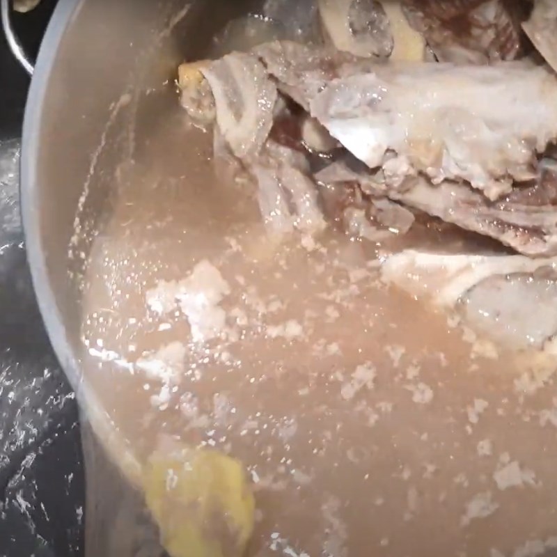 Bước 1 Sơ chế xương bò Phở bò Hà Nội