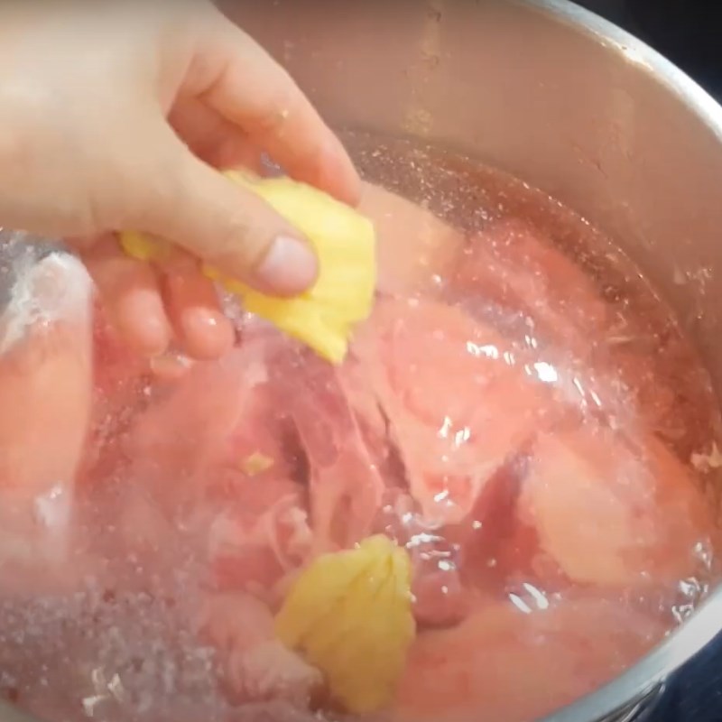 Bước 1 Sơ chế xương bò Phở bò Hà Nội