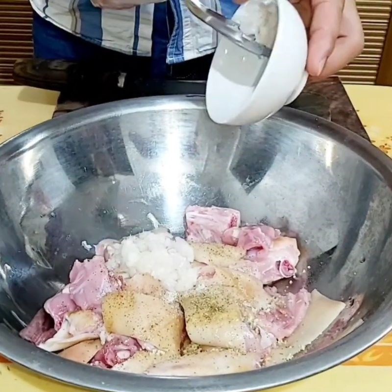 Bước 2 Tẩm ướp gia vị Thỏ rang muối