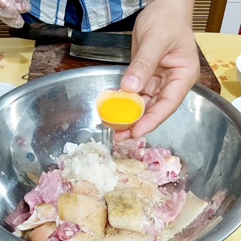 Bước 2 Tẩm ướp gia vị Thỏ rang muối