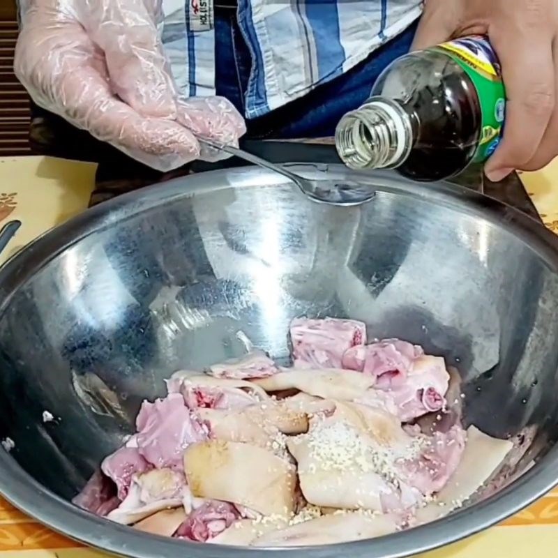 Bước 2 Tẩm ướp gia vị Thỏ rang muối