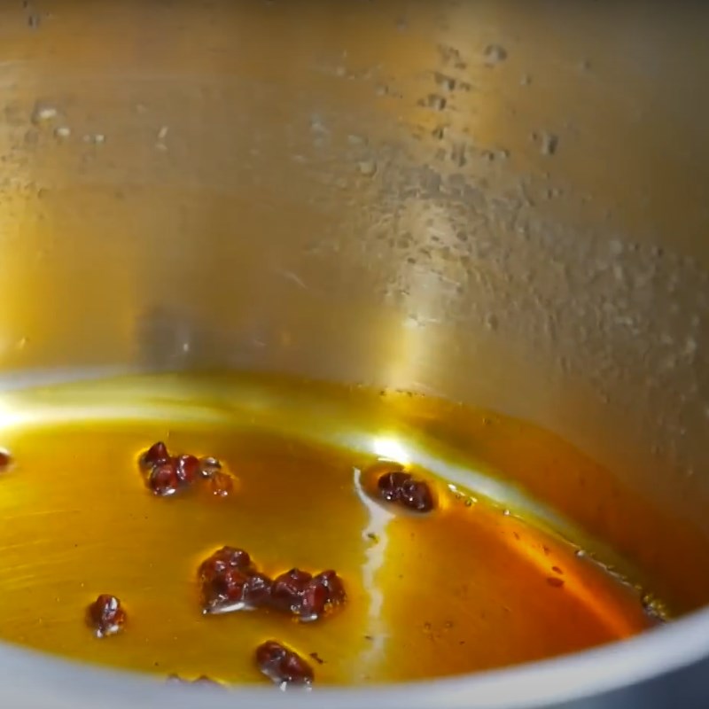 Bước 4 Thắng dầu màu điều Bánh canh phồng tôm