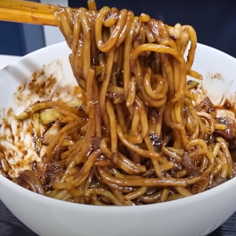 Bước 4 Thành phẩm Mì tương đen với sốt tương đen
