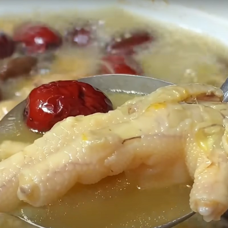 Bước 5 Thành phẩm Canh gà hầm táo đỏ nấm đông cô