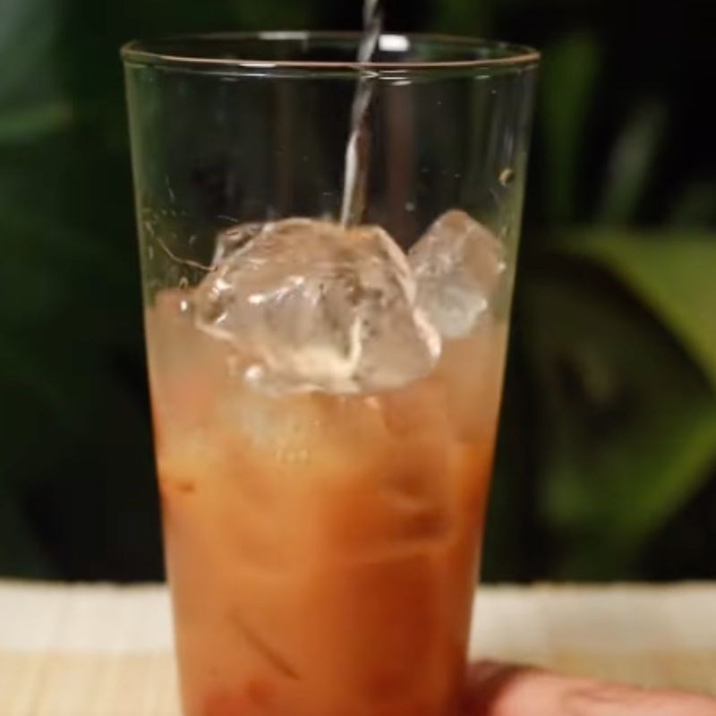 Bước 2 Thêm đá vào ly Đá me đậu phộng