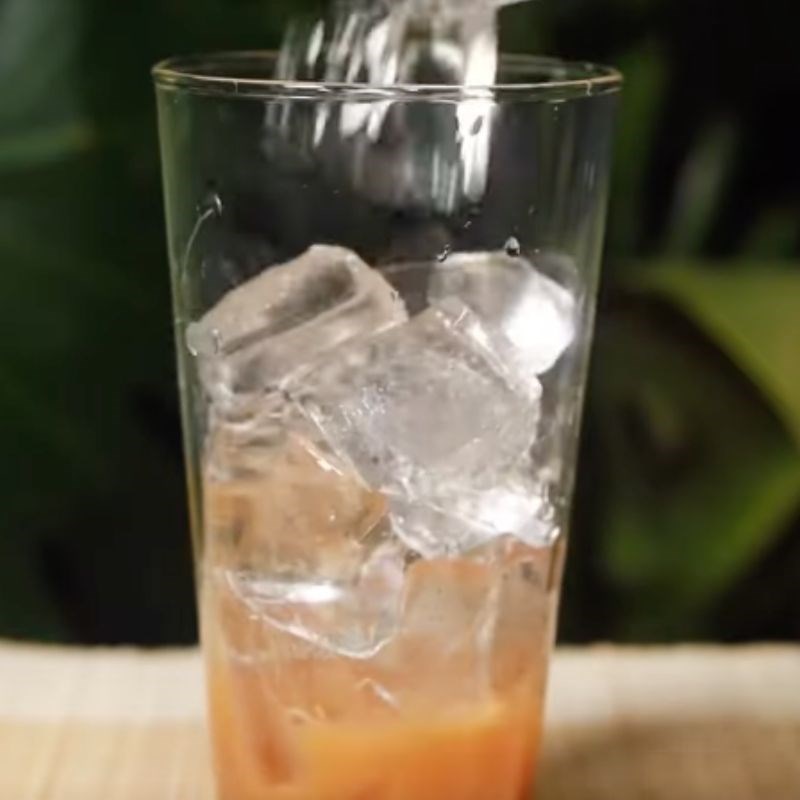 Bước 2 Thêm đá vào ly Đá me đậu phộng