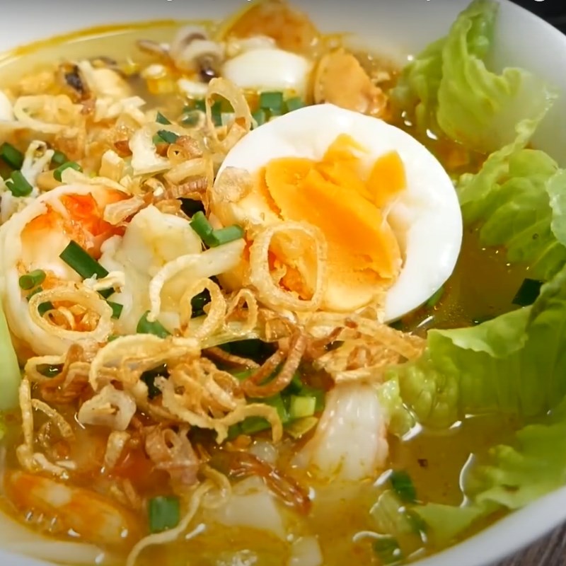 Món bánh canh phồng tôm hấp dẫn với màu sắc đẹp mắt