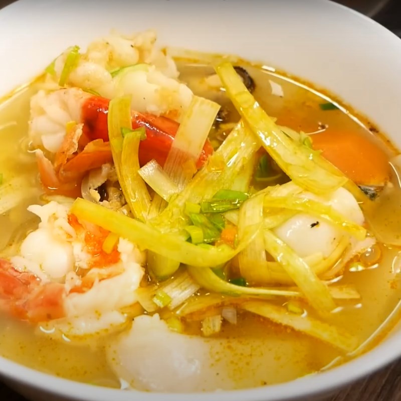 Món bánh canh phồng tôm hải sản thơm ngon, đậm đà
