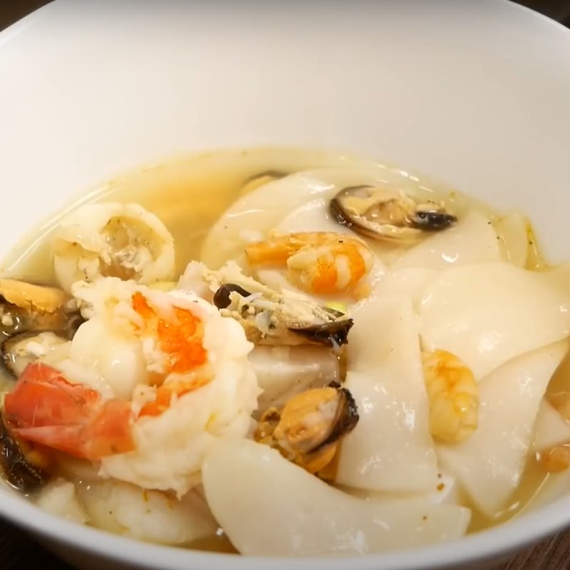 Thưởng thức món bánh canh phồng tôm thơm ngon, nóng hổi
