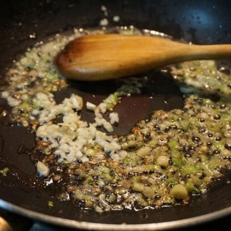 Bước 2 Đun nước mắm me Cách làm nước chấm cá nướng