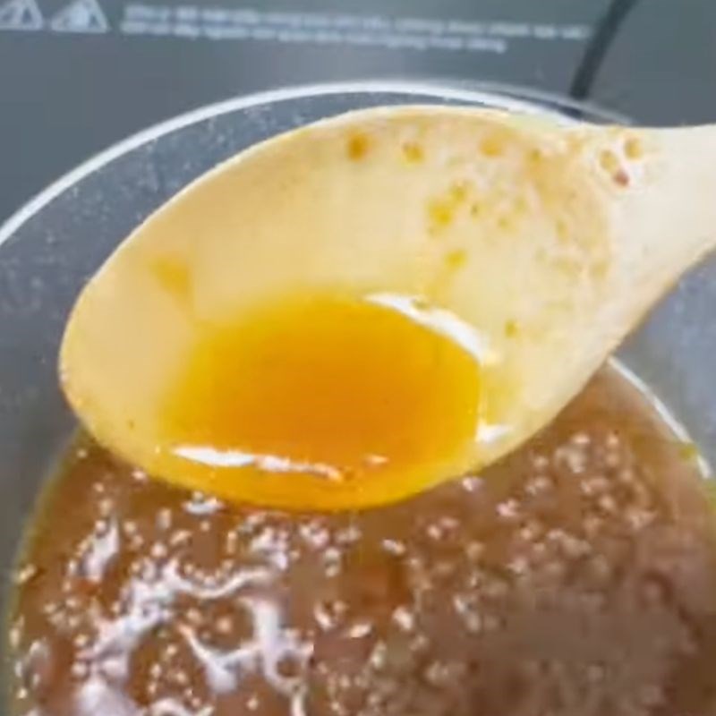 Bước 2 Đun nước mắm me Cách làm nước chấm cá nướng