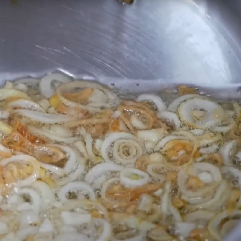 Bước 3: Làm hành phi giòn thơm cho món bánh canh phồng tôm