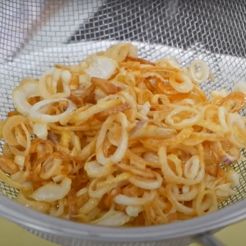 Bước 3 Ướp hải sản và làm hành phi Bánh canh phồng tôm