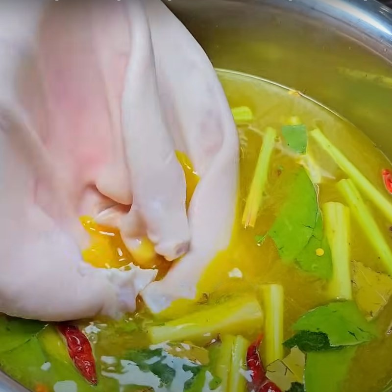 Bước 2 Ướp tai heo Tai heo ủ muối