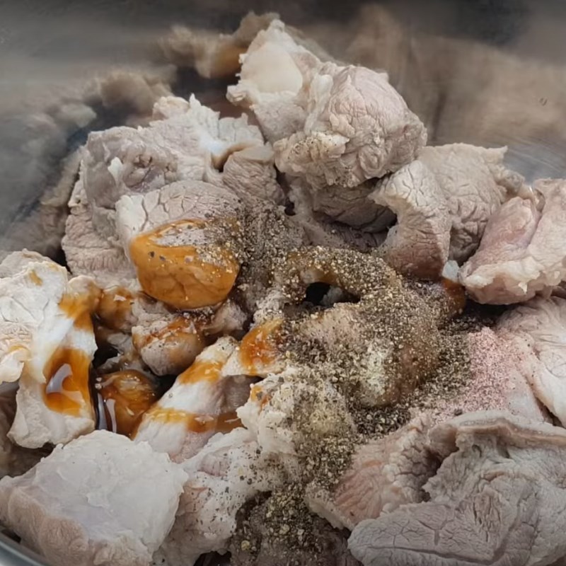 Bước 2 Ướp thịt lợn Thịt đông má đào (thạch bì)