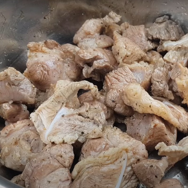 Bước 2 Ướp thịt lợn Thịt đông má đào (thạch bì)