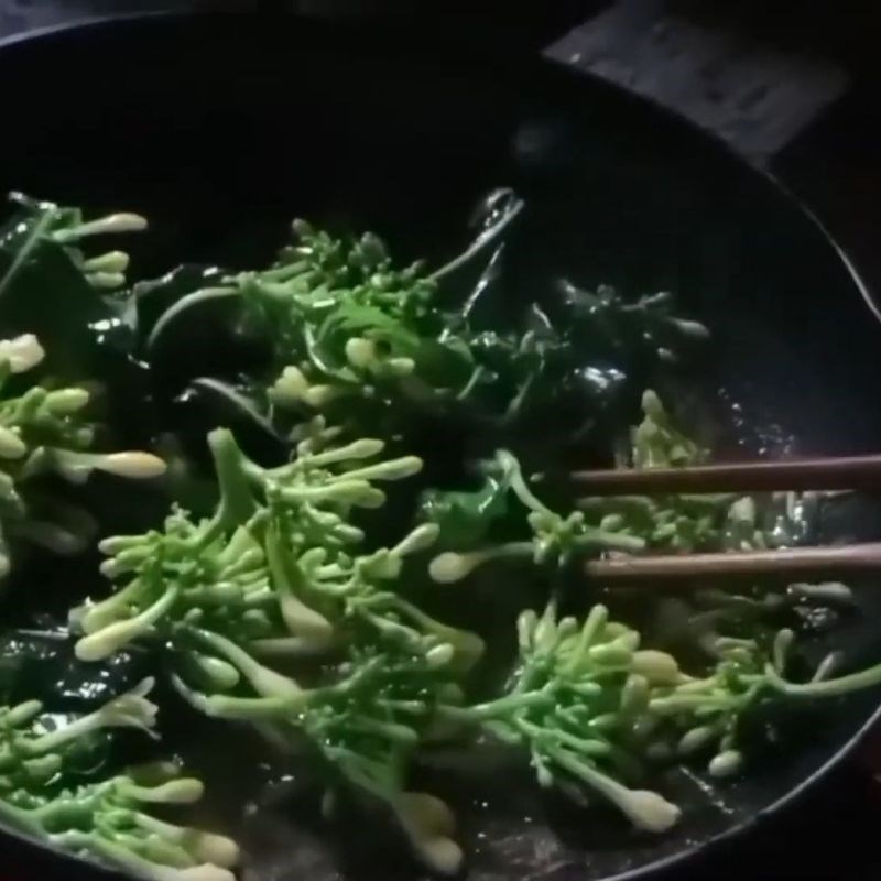 Bước 3 Xào lá mì Lá mì xào
