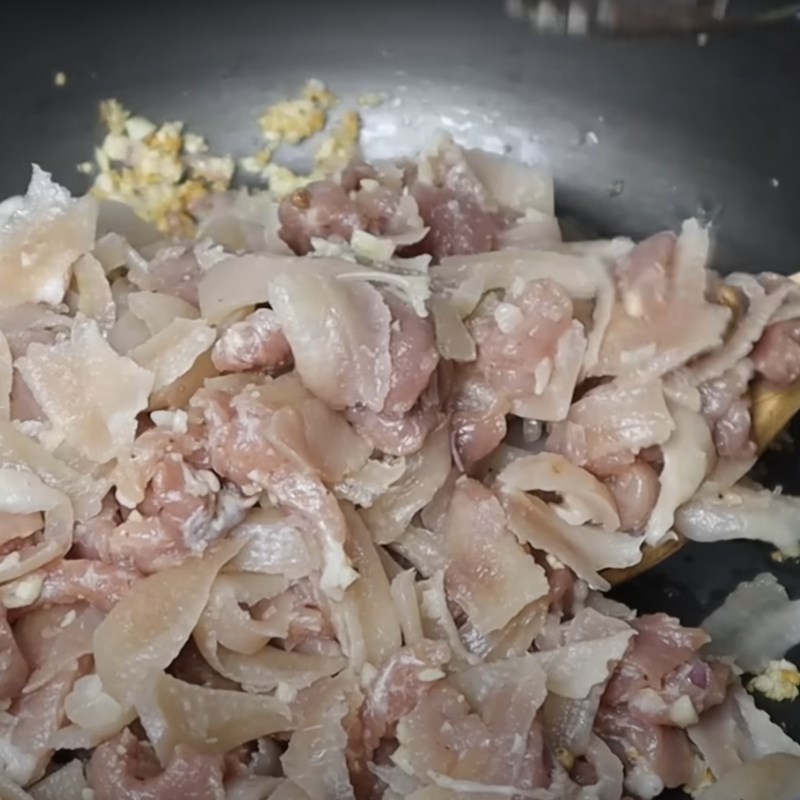 Bước 4 Xào nhân chả lạnh Chả lạnh