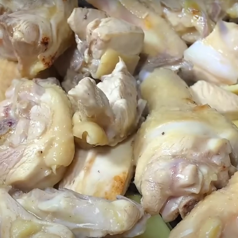 Bước 3 Xào sơ thịt gà Canh gà hầm táo đỏ nấm đông cô