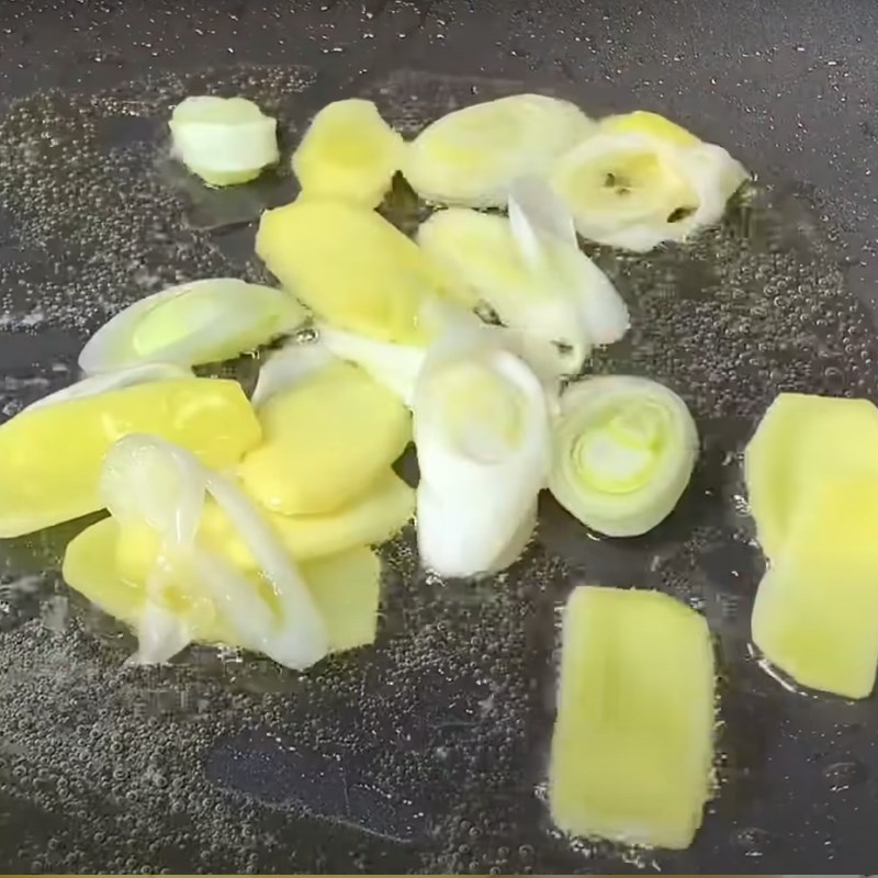 Bước 3 Xào sơ thịt gà Canh gà hầm táo đỏ nấm đông cô