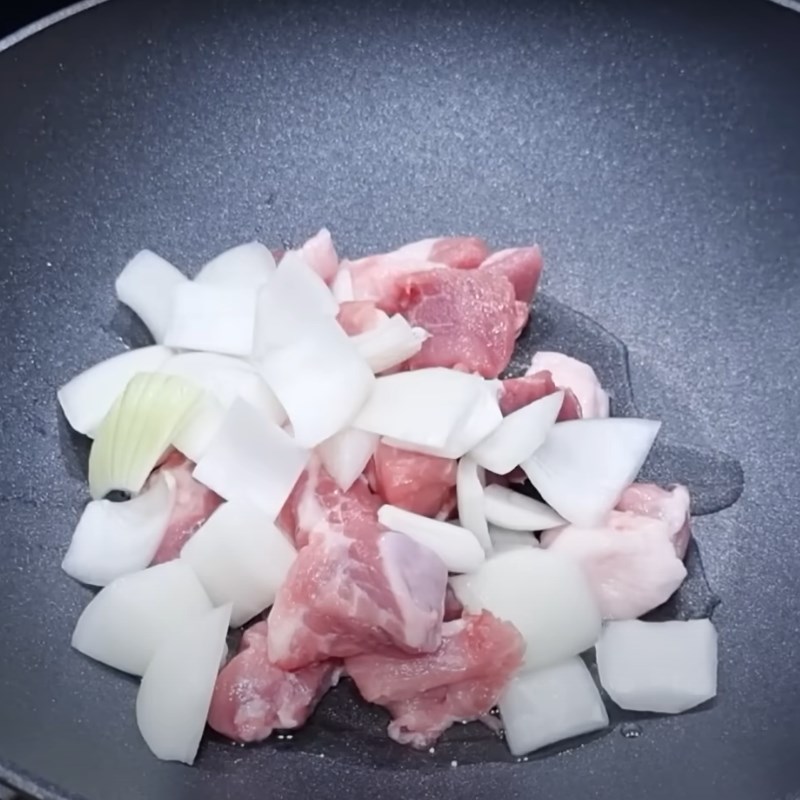 Bước 2 Xào sốt tương đen Mì tương đen với sốt tương đen