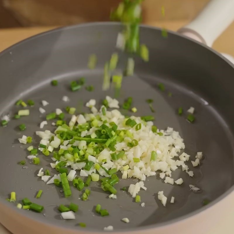 Bước 2 Xào thịt và tôm Bánh bột lọc lười