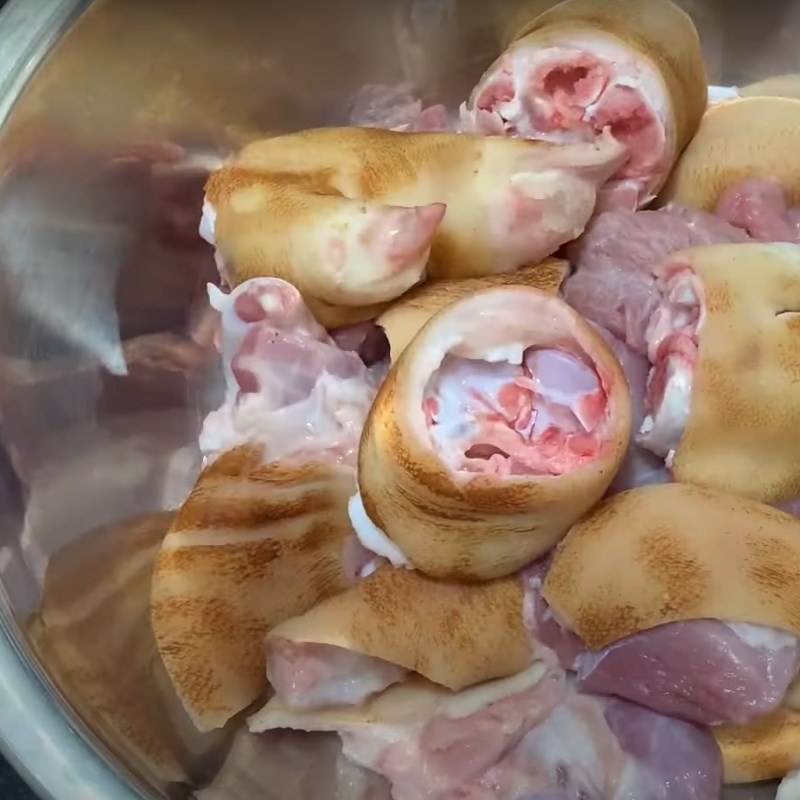 Bước 1 Ướp giò heo Giò heo giả cầy miền Tây